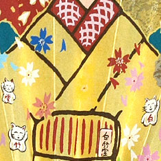 着物に描かれた招き猫と、舞妓が手に持った扇子には「白竹堂」の文字があしらわれています。