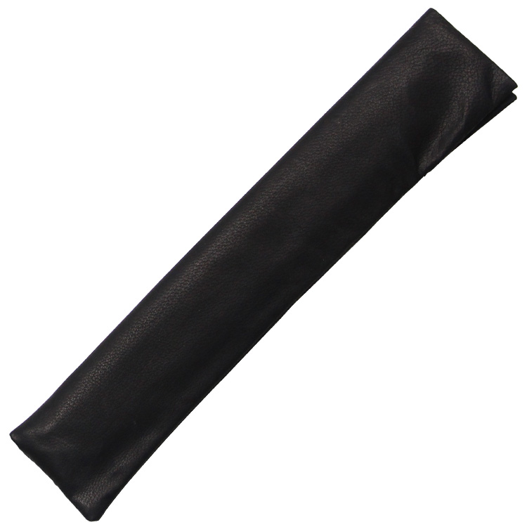 扇子袋はすべての柄共通で扇面と同じ鹿革を使用した黒の袋です。