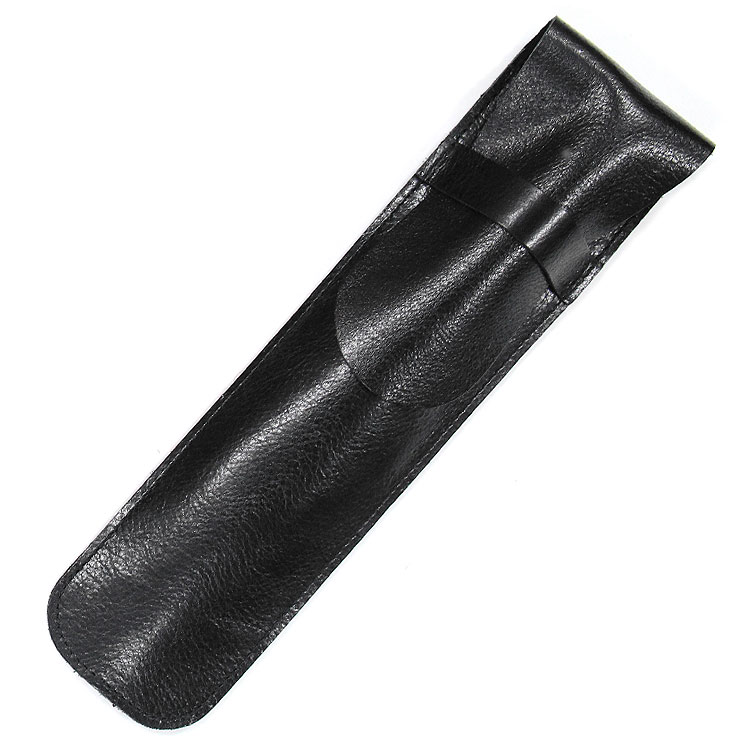 

扇子袋は黒の厚みのある本革を使用し、扇子の形に合わせて丁寧に仕立てています。