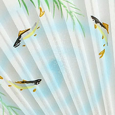 日本の伝統的な絵柄「鮎」と爽やかな色の渦が清涼感を感じさせます。
