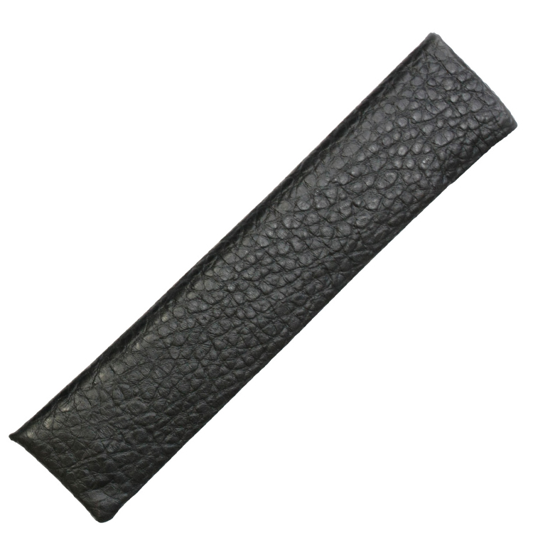 扇子袋は型押しされた黒の本革を使用しています。