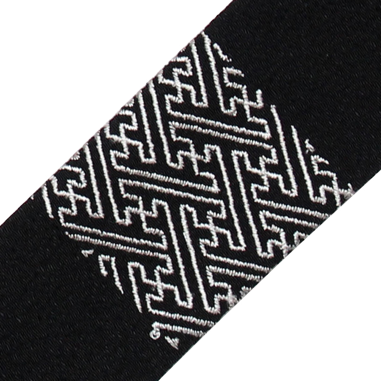扇子と同じ紗綾形文様が刺繍された扇子袋。（3色とも同じ扇子袋がセットされています。）