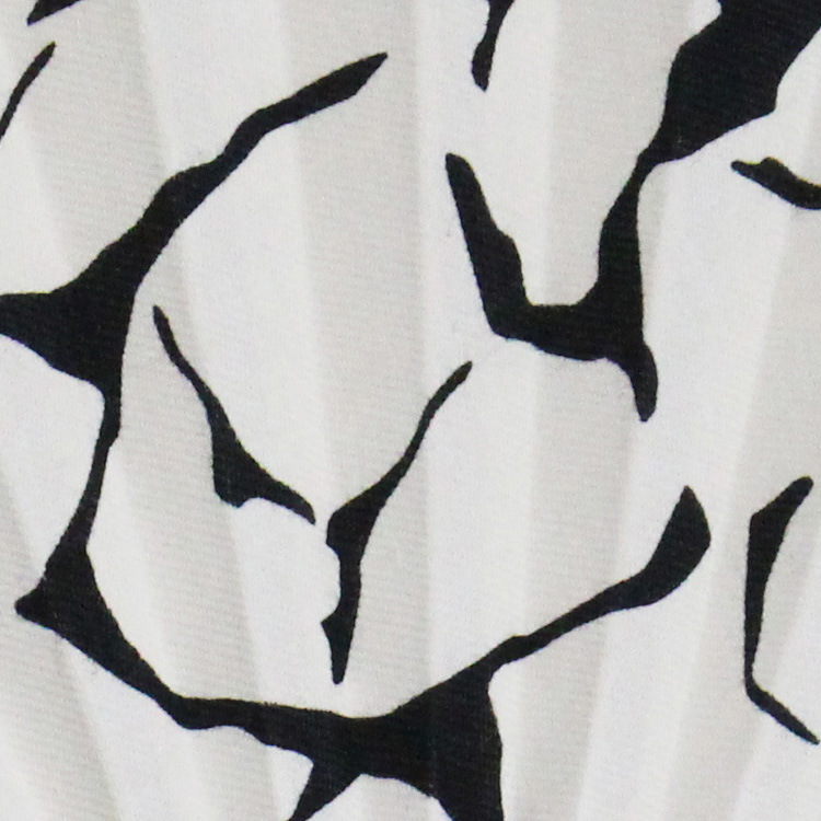 夏らしい白いデニム生地に、エレキングの特徴的な模様を表現しました。