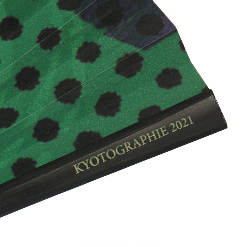 表面の親骨には「KYOTOGRAPHIE2021」の刻印が施されています。