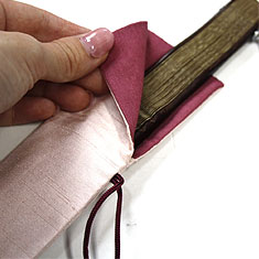 繊細な切り絵を守る為、袋は内側が綿の折り返しタイプです。