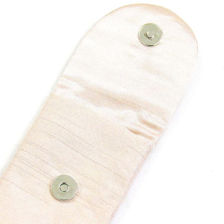 扇子袋の裏地は光沢のあるサテン生地で、開閉しやすいマグネットボタン付きです。